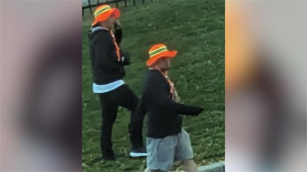 犯罪嫌疑人戴着相同的橙色帽子闯入多伦多住宅1