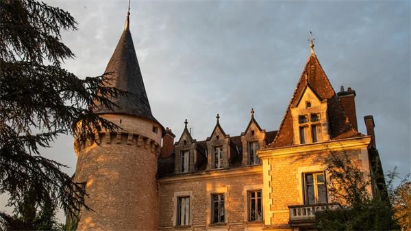 安省的一对夫妇用四居室房屋换了法国的一个城堡1 安省的一对夫妇用四居室房屋换了法国的一个城堡1