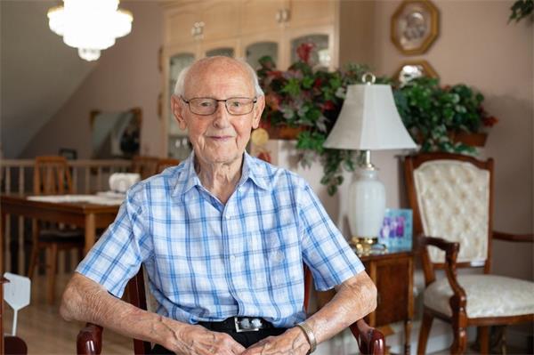 【人物故事】99岁汉密尔顿男子第三次完成加拿大国家电视塔攀登1