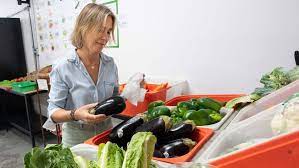 她全职工作,每月支付账单后,还剩 9 元用于食物1 她全职工作,每月支付账单后,还剩 9 元用于食物1