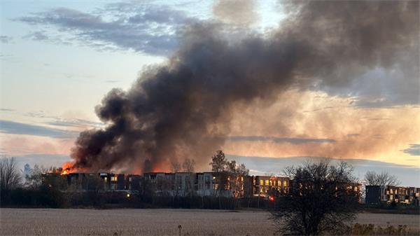 旺市在建的联排屋起火，价值百万的消防车被烧毁1
