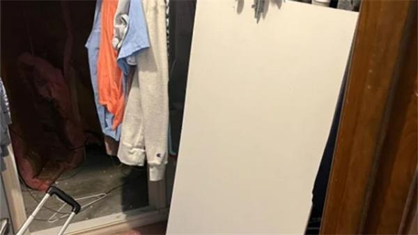 震惊，5岁孩子在被钉死的秘密衣柜里被发现后，父亲被捕1
