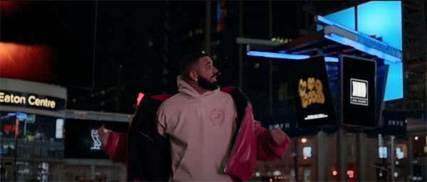  Drake 在夸张的视频中展示多伦多1