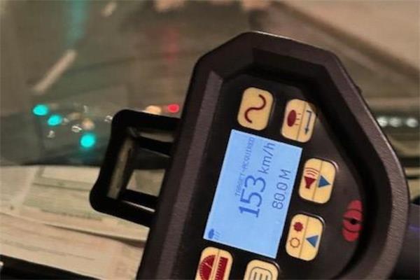 布兰普顿司机被发现超速近 100 公里/小时，称“他需要上厕所”1