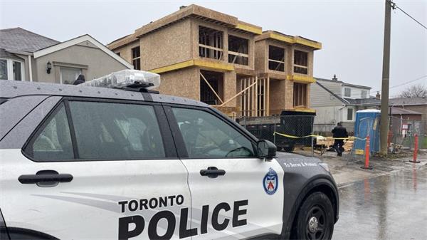 东约克一名工人从正在施工的两层楼高处坠落身亡1