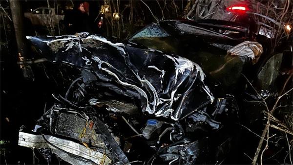 命大！车祸将车辆劈成两半，司机幸免于难1