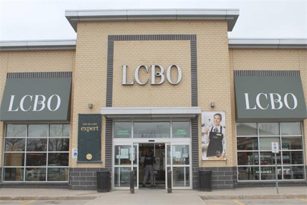 警方称 4 名嫌疑人从约克地区的 LCBO 偷走了近 5 万加元的1