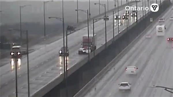 Burlington Skyway发生3辆车相撞事故高速关闭1