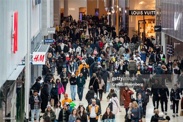 圣诞购物者太多，多伦多出现大量排队和混乱1
