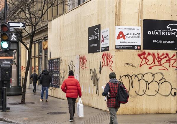 虽然蒙特利尔的一些街道很繁荣，但市中心却到处都是空置的店面1