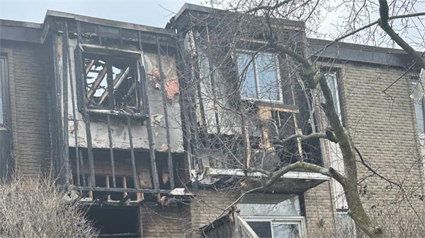 火灾摧毁了士嘉堡联排别墅单元,没有受伤报告1