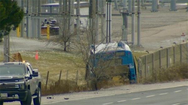 密西沙加公交巴士相撞事故造成10人受伤1