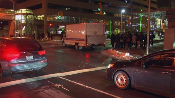 【视频】乱套了,Yorkdale 发生大规模群架斗殴1 【视频】乱套了,Yorkdale 发生大规模群架斗殴1