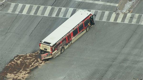 SIU对涉嫌失窃车辆撞上密西沙加巴士进行调查1 SIU对涉嫌失窃车辆撞上密西沙加巴士进行调查1
