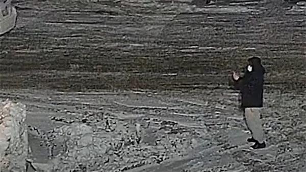 【视频】警方发布的视频显示嫌疑人在列治文山放火焚烧卡车驾驶室2 【视频】警方发布的视频显示嫌疑人在列治文山放火焚烧卡车驾驶室2