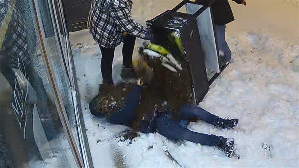 【视频】破坏者想闯入一家餐馆，但最终愚蠢的失败了1