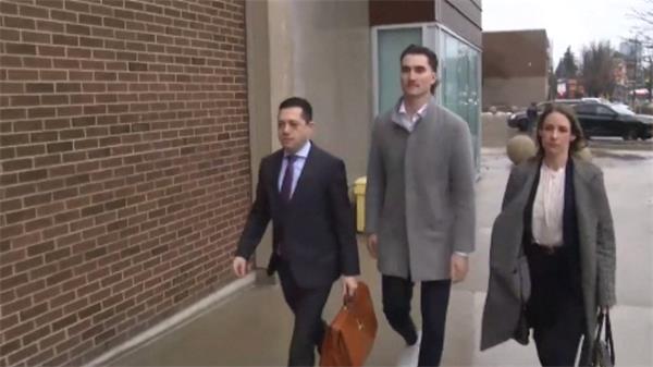 因涉嫌性侵犯指控而被通缉的 5 名加拿大青少年球员中的 1 人向伦敦警方自首1