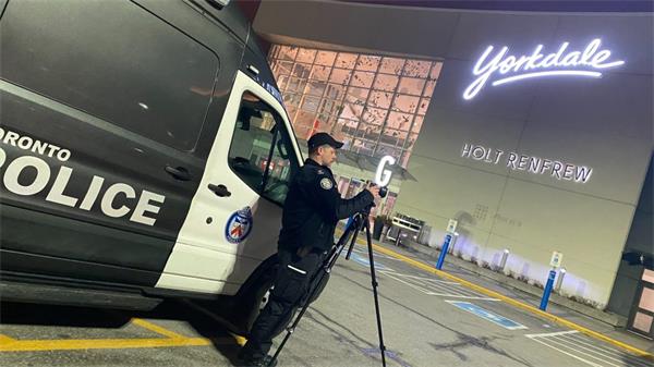 警方正在寻找YORKDEAL购物中心珠宝店抢劫案的 4 人1 警方正在寻找YORKDEAL购物中心珠宝店抢劫案的 4 人1