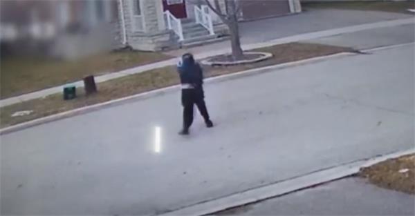 警方正在寻找向万锦市住宅开枪的嫌疑人1