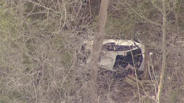 车辆撞入皮克林树木繁茂地区后,2人严重受伤1 车辆撞入皮克林树木繁茂地区后,2人严重受伤1