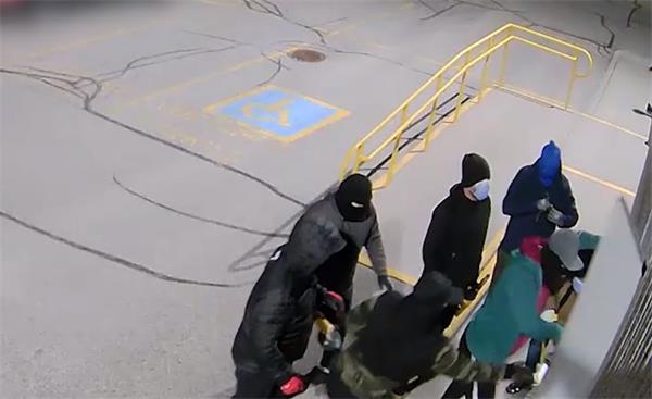 【视频】列治文山仓库闯入事件后 3 人被捕,多达 11 人在逃1 【视频】列治文山仓库闯入事件后 3 人被捕,多达 11 人在逃1