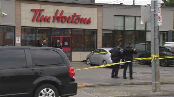 【视频】多伦多警察被刺伤,嫌疑人在 College 和 Lansdowne 被枪杀1 【视频】多伦多警察被刺伤,嫌疑人在 College 和 Lansdowne 被枪杀1