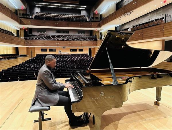 【人物故事】“永不放弃”一个人从无家可归者到卡内基音乐厅的旅程2