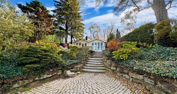 赔惨了！在尼亚加拉湖畔的一栋住宅在7次挂牌失败后，低于50 万亏损售出2