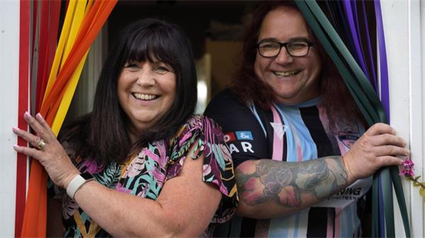 【人物故事】婚姻能否经受住性别转变的考验?这些夫妻如何让婚姻继续下去1 【人物故事】婚姻能否经受住性别转变的考验?这些夫妻如何让婚姻继续下去1