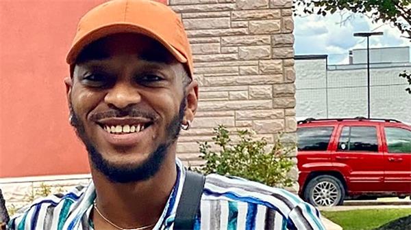 一名黑人男子在简历上改名后获得了面试机会。现在他正在起诉歧视1 一名黑人男子在简历上改名后获得了面试机会。现在他正在起诉歧视1