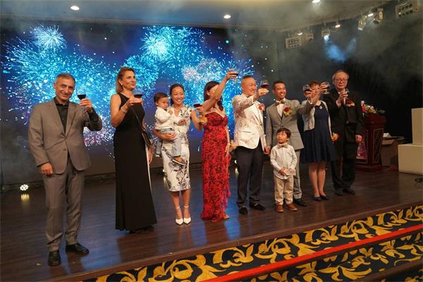 加雄移民集团总裁陆炳雄举办抵加50周年 暨加雄移民集团成立35周年庆慈善晚宴圆满落幕8