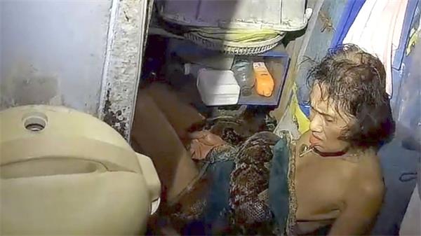 一条巨蟒抓住了泰国一名女子，将其紧紧挤压了两个小时后才获救1