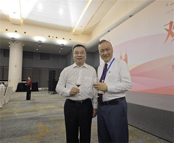 “一带一路”侨商合作发展大会在重庆开幕 -加拿大加中贸促会会长、加雄集团总裁陆炳雄受邀出席会议4