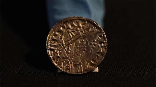 农民田地里出土的一批千年古钱币以 560 万美元的价格售出1 农民田地里出土的一批千年古钱币以 560 万美元的价格售出1
