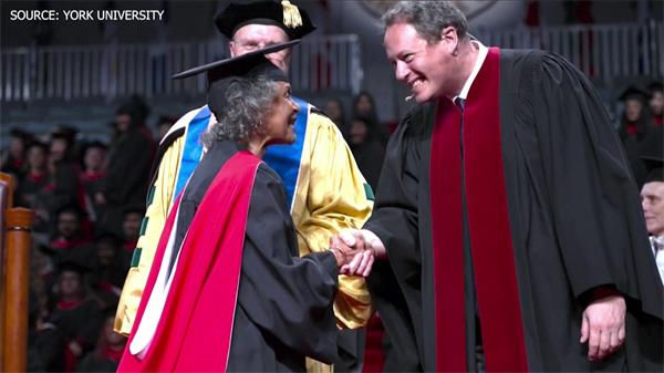【人物故事】“我感到很荣幸” 毕业于约克大学的 87 岁安省妇女2 【人物故事】“我感到很荣幸” 毕业于约克大学的 87 岁安省妇女2
