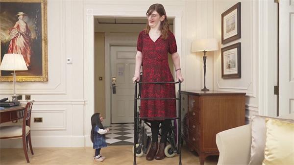 世界上最高和最矮的女性聚在一起喝下午茶1