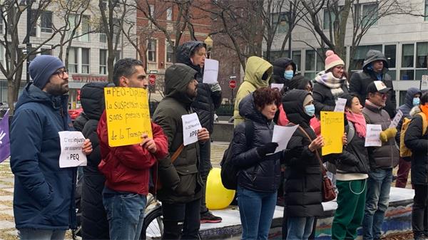 移民走上街头抗议冻结移民计划1