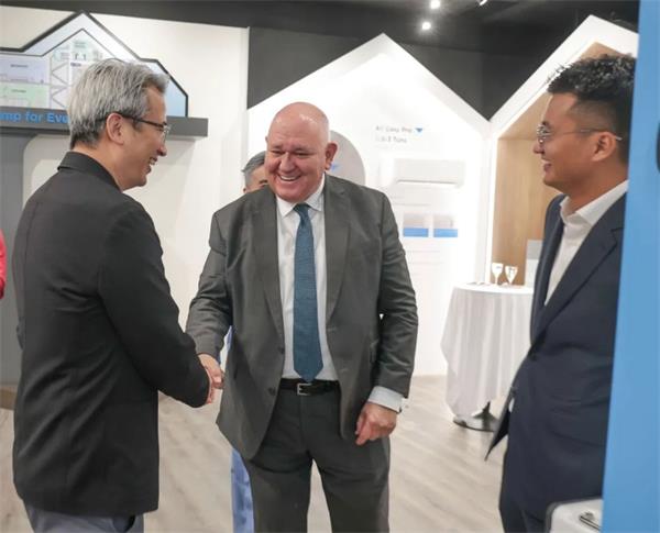 全球家用电器巨头-美的集团加拿大旗舰店隆重开业13