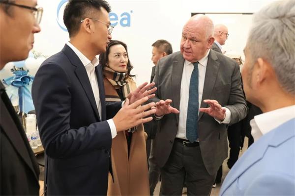 全球家用电器巨头-美的集团加拿大旗舰店隆重开业14