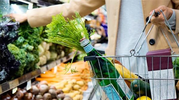 报告称,到 2025 年,四口之家在食物上的支出预计将增加 800 加元1 报告称,到 2025 年,四口之家在食物上的支出预计将增加 800 加元1