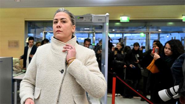 “我再也不会叫他爸爸了”吉赛尔·佩利科特的女儿说，她怀疑父亲还给她下药进行性虐待1