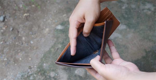 一半加拿大人说破产只有200 加元的距离1