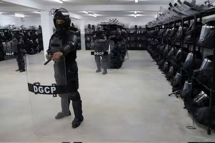 深入了解特朗普计划将拘留的移民送往的Salvador大型监狱7