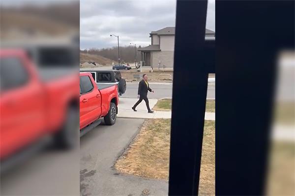 安大略省一名房地产经纪人因在工作中辱骂邻居被拍到而被解雇1