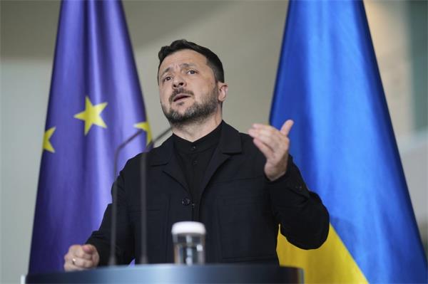 乌克兰官员称,无人机袭击俄罗斯境内,摧毁了 40 多架军用飞机1 乌克兰官员称,无人机袭击俄罗斯境内,摧毁了 40 多架军用飞机1