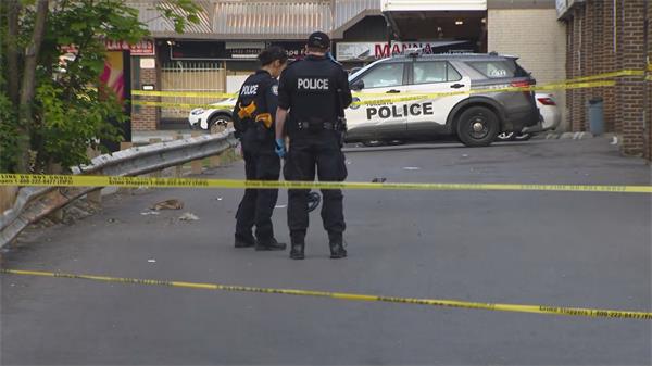 一名男子在万锦市公寓刺伤一名女子后被警方击毙1 一名男子在万锦市公寓刺伤一名女子后被警方击毙1