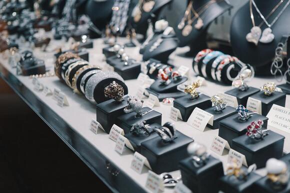 7 人被控盗窃价值 1 亿美元的黄金、钻石和劳力士手表1 7 人被控盗窃价值 1 亿美元的黄金、钻石和劳力士手表1