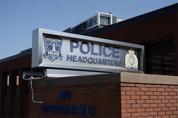 哈利法克斯一名 3 岁男孩过马路时被车撞死1 哈利法克斯一名 3 岁男孩过马路时被车撞死1