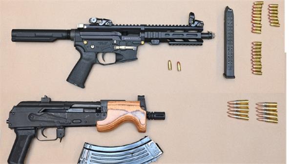 三名年轻人因涉嫌在怡陶碧谷车辆拦截时逃跑而被保释,面临武器指控1 三名年轻人因涉嫌在怡陶碧谷车辆拦截时逃跑而被保释,面临武器指控1