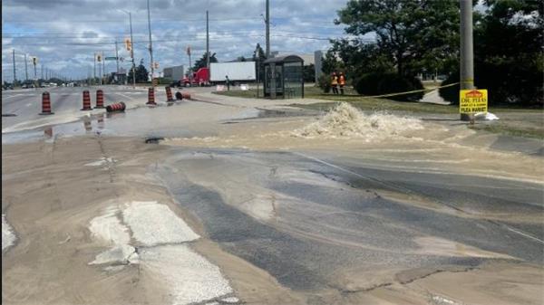 布兰普顿 Steeles Ave. 东行车道因塌陷将关闭 24 小时1 布兰普顿 Steeles Ave. 东行车道因塌陷将关闭 24 小时1